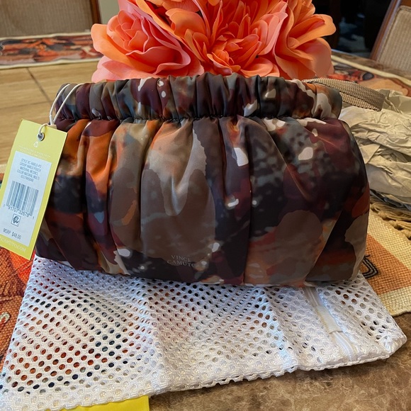 Vince Camuto Clutch NWT 10 X 6 - Picture 11 of 15